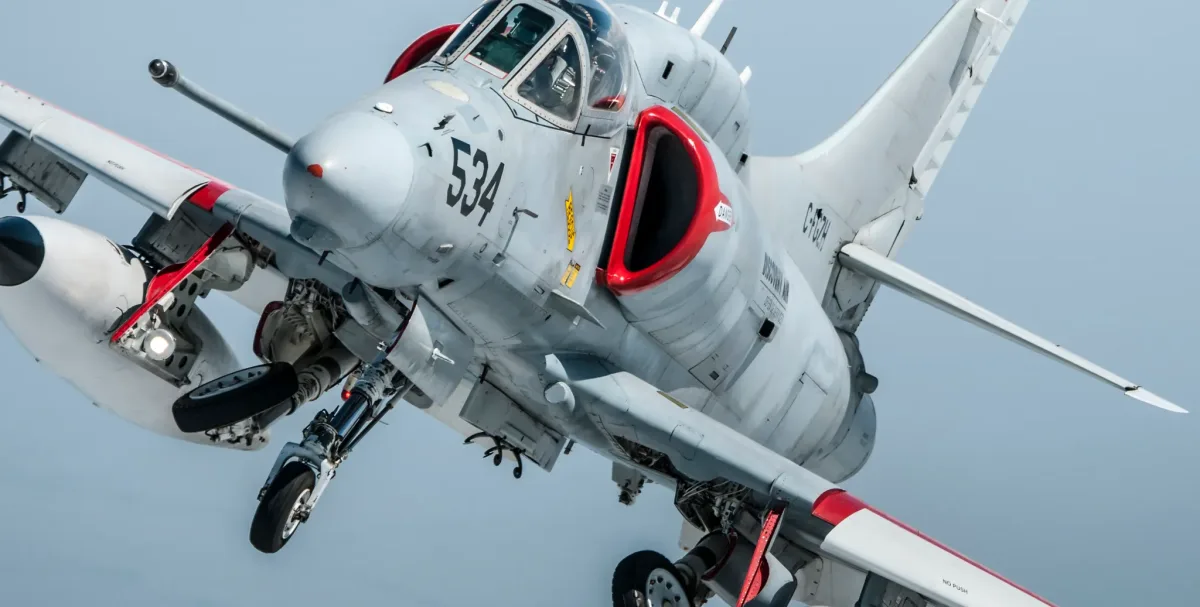 أسطورة الحرب الباردة في أجواء السماء: طائرات A-4N Skyhawk تلعب دور "التهديد الأحمر" في أوربا
