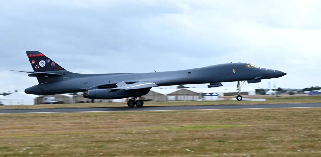 Crisis crítica en el poder aéreo de EE. UU.: El repentino retiro de los bombarderos B-1 Lancer del Reino Unido sacude los equilibrios estratégicos