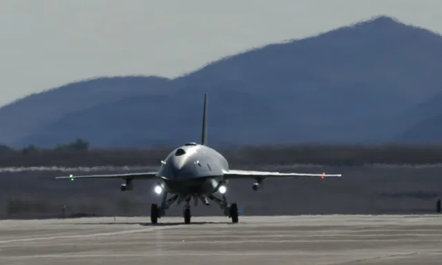 Geleceğin Hava Savaşları Başlıyor: F-22 Raptor, Anduril YFQ-44A Fury İnsansız Savaş Uçağını Havadan Kontrol Etti